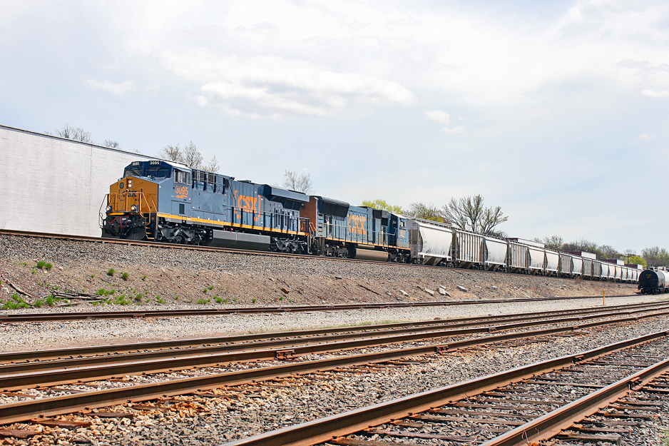 CSX 3095 on Q-438